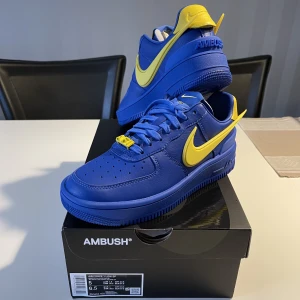 Nike Air Force 1 AMBUSH - Sprillans nya skor från samarbetet mellan Nike och AMBUSH! Skorna kommer med gula snören som du alltid kan byta till och på varsin sko sitter det en gul 3d printad lace tag art nr på StockX: DV3464-400