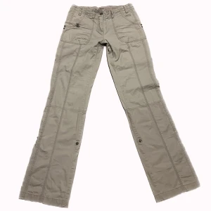 Lågmidjade Y2K byxor - Snygga lågmidjade y2k byxor! De sitter lite bootcut! Perfekta till våren nu! Midjemått: 38cm tvärsöver Innerbenslängd: 85cm
