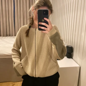 Filippa K  - Kofta från Filippa K som är så fin med fina detaljer på armarna 