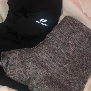Träningstights - 2 stycken träningstights i bra skick. Den svarta i storlek Xs och den grå i storlek S.  100kr för båda