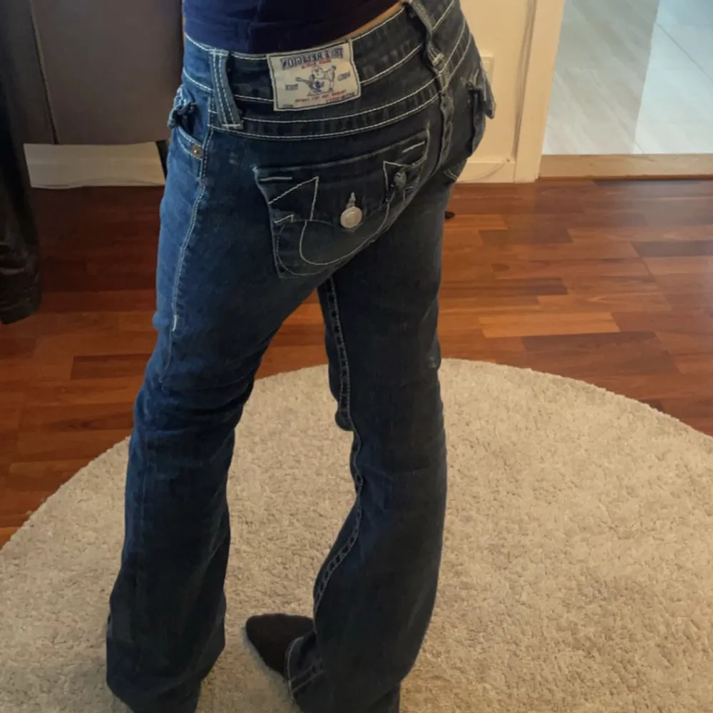 Lågmidjade bootcut jeans från true religion, storlek 26 bra skick kom privat för fler bilder eller frågor, säljer då de är för stora för mig midjemått ca 36 rakt över och innerbenslängden är ca 77. Jeans & Byxor.