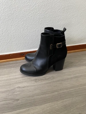 Svarta klackskor  - Svarta klackskor på 7cm Storlek 39