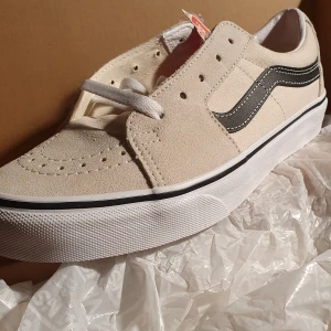 vans - oanvända vans i orginalbox med taggen kvar. nypris 849kr