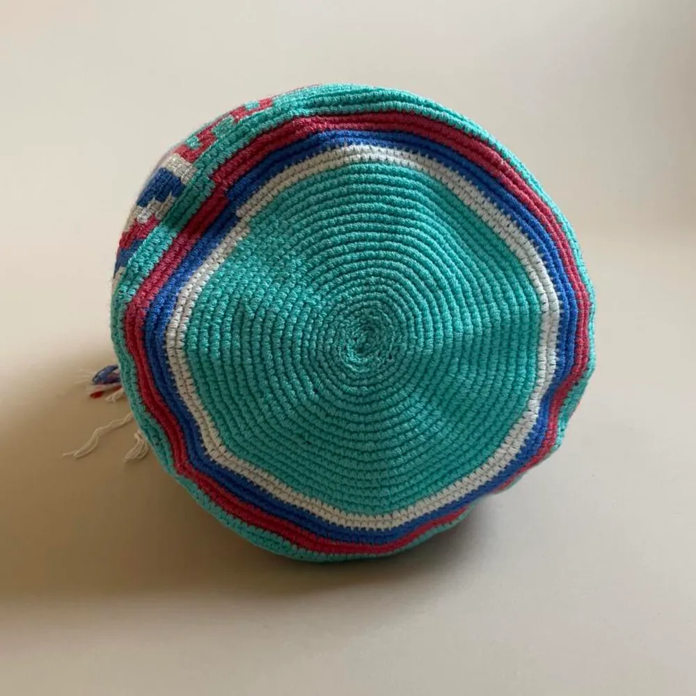 made in Colombia with colorful threads from Cotton & Aloe. Drawstring Closure with Fringed Tassels 30 CM/14 IN Length of Bag (not including Strap) 25 CM/11 IN Width 53 CM/ 20.9 IN Drop. Laukut & Käsilaukut.