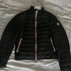 Moncler jacka  - Litet hål på ryggen som är lagat och högra fickans dragkedja är lite skadad men fungerar.                               Storlek 2(M).               Tar bud, byten och skriv för mer bilder eller funderingar 😊//mvh Elias 