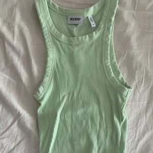 Weekday linne  - Ribbat linne från weekday som är i perfekt skick!❣️ strl xs men stretchigt💕 använd gärna köp nu🤍