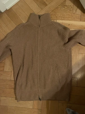 kashmir zip up - en kashmir zip up som min pappa har glömt här då vi inte bor med varandra och han inte vill ha kvar den längre 