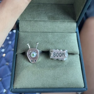 Maria Nilsdotter ring - Intressekoll!!! (Alla bilder är mina egna) Kan gå ned till 2900. As chill Maria Nilsdotter ”BOOM” ring. Säljs inte längre! Kan även tänka mig att byta mot andra Maria nilsdotter smycken. Osäker på storleken men gissar 18 (går att köpa förminskare) 