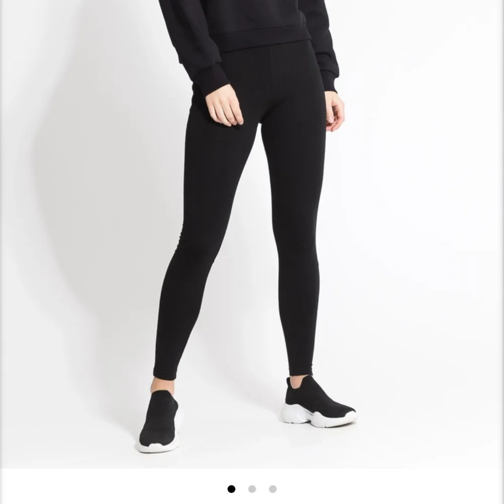 Valiga svarta leggings, storlek L men lite små i storleken . Jeans & Byxor.