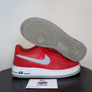Air force 1 - Air force 1 red/grey i storlek 38,5. Skick 7/10 kolla bilderna. Ingen box. Pris 499kr kan mötas i Stockholm eller frakta mot kostnad 📲