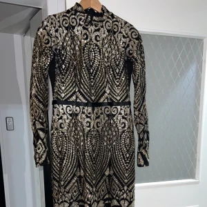 Långärmad festklänning  - Nästan som ny. 
