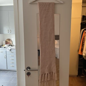 Halsduk - Rosa halsduk med fransar längst nedtill 