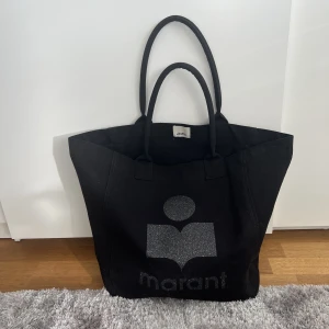 Tote bag - Säljer min fina unika tote bag från isabel marant💕fick i julklapp och är i fint skick, lite dammig men går att ta bort💕nypris: 2200kr, säljer för 1300kr+frakt bara den 22-23/3💕passa på💓