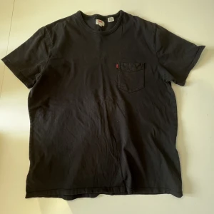 Levis t-shirt - En väldigt mörk blå Levis t-shirt använts ett få par gånger. Köptes för 495kr. Fint skick! Går att posta eller träffas upp :)