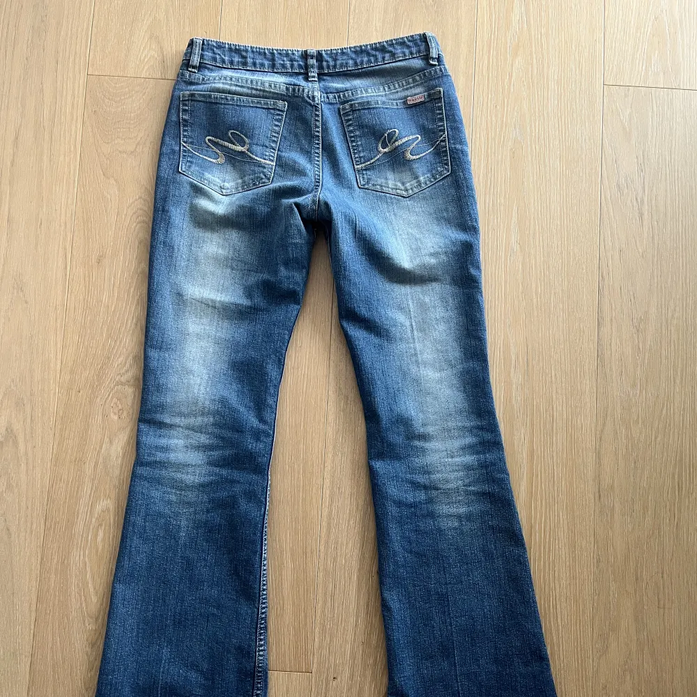 Snygga lågmidjade jeans i mycket bra skick! Midjemått: 76 cm! Köparen står för frakten!. Jeans & Byxor.