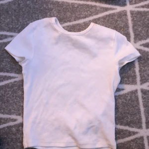 Topp - Snygg topp passar till lågmidjat