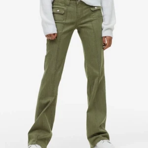 Hm byxor - Säljer dessa slutsålda cargo byxorna från hm i nyskick med lappen på.