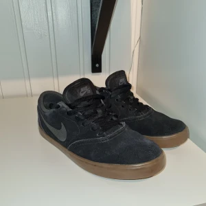 Nike sb - Storlek: EUR 42.5 Skick: 7/10 Riktigt fina, inte använda mycket.