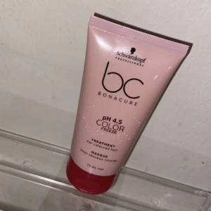 Schwarzkopf Professional bc pH 4.5 Color freeze mask - En intensivt återuppbyggande och krämig behandling för färgbehandlat hår. Utan silikoner & artificiella färgämnen, behandlingen ger djupgående vård. Sammansättningen hjälper till att återställa hårets optimala pH-värde och förhindrar att färgen mattas av.