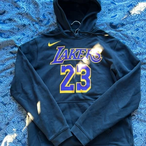 Nike Lakers-hoodie  - Ditt favorit basketlags hoodie i fint skick, till ett bra pris!