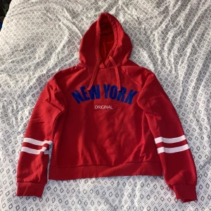 Hoodie St S - Röd Hoodie från GinaTricot. Ganska mycket använd så trycket på ärmarna har spruckit men trycket på bröstet är fortfarande helt.  Skriv för fler bilder 💕