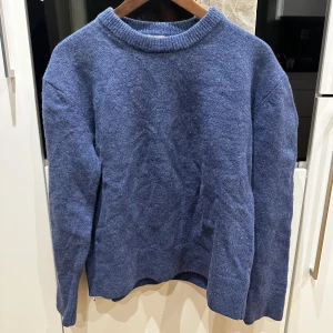 Stickad tröja - Snygg stickad tröja från H&M. Sparsamt använd och i bra skick.