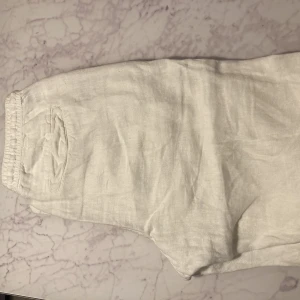 Vita linnebyxor  - Bra kvalitet, som nya! Byxorna är lite genomskinliga och i baggy passform!