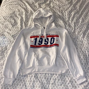 Hoodie St M - Säljer min Hoodie från H&M då den inte kommer till användning längre. Använd men fortfarande bra skick.  Skriv för fler bilder💕