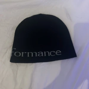 Peak Performance mössa - Säljer den för att jag ej använder den, har använt den 2-4 gånger, nypris är 299kr, säljer den för 150kr. (ÄKTA) kvitto finns ej då det var min mamma som köpte den. Köparen står för frakten. endast swish 😘