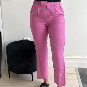 Linnebyxor  - Rosa linnebyxor från NA-KD i storlek 32 men skulle säga att det passar 34. Aldrig använda💕
