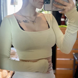 Tröja - En jättefin croppad tröja i ljusgul perfekt till sommarkvällar 💛