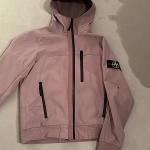Stone island softshell jacka  - Säljer nu min stone island jacka då jag har en annan. Bra skick förutom ett litet hål som man ser på bilden.  Först till kvarn, hör av er. 