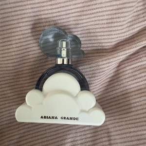 Säljer min cloud parfym av Ariana grande för att jag har dubbel , Den är aldrig använd ! Den kom i ett sett så har inte boxen ! Den är i bra skick säljer den för 200kr+frakt 30 ml !