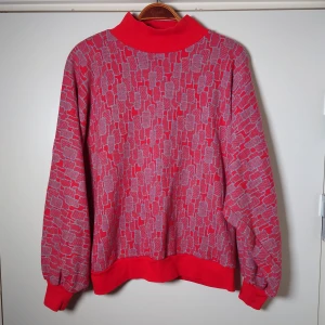 Vintagetröja - Röd, mönstrad vintagetröja med liten polokrage och muddar vid ärmsluten. Ingen storleksmärkning med passar bra på M🌱