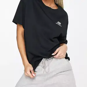 New Balance T-shirt  Oanvänd kommer i originalförpackning Storlek XS,S,M Skickas med postnord spårbart