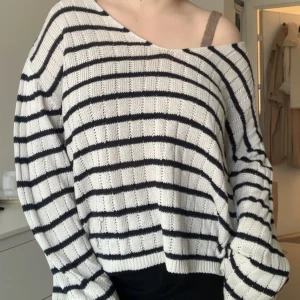 Stickad tröja  - Oversized stickad tröja från zara. Superfin och randig, perfekt till sommarkvällar💘