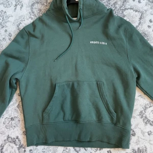 Arigato hoodie - Säljer min Arigato hoodie, säljer pga tycker den är förliten på mig, köptes för ca ett år sedan och knappt använd. Har en nästan osynlig fläck på framsidan se bild på längst bak  Köparen står alltid för frakten