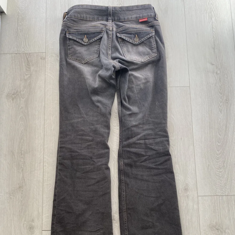 Säljer dessa low waist jeansen från H&M pga att de är för stora i midjan, använda 3-4 gånger så de är som nya, finns inte längre att köpa💫. Jeans & Byxor.