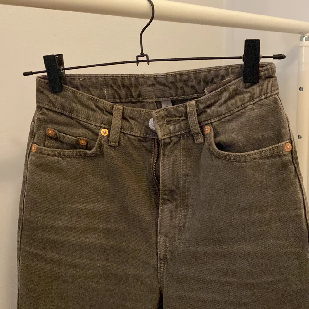 Snygga raka byxor som sitter bra men har blivit för små. Använda 3-4 gånger och är i väldigt bra skick. Högmidjade o har en härlig grå färg :). Jeans & Byxor.