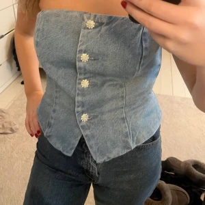 Jeans tub topp - Säljer nu en super fin jeans tubtopp från hm som är slutsåld i butik, Aldrig använd därav sitter lapparna kvar🌸Säljer för att jag hittade en liknande som jag tyckte om mer :) originalpriset 299kr, säljer för 200kr + frakt / OBS PRIS GÅR ATT DISKUTERA❤️❤️