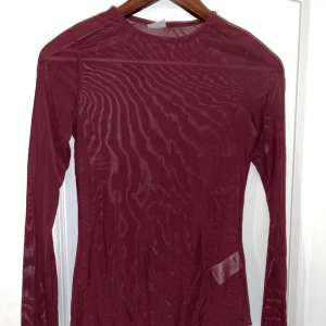 See trough mesh tröja - Vinröd mesh/see trough topp från Gina tricot i storlek S, endast provad.