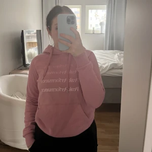 Hoodie - Säljer denna fina peak performance hoodien då jag aldrig har använt den så den är i nyskick.