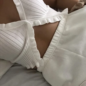 Söt topp - Endast använd 2 gånger så i fint skick, köptes från zara för ett tagsen. Jättemjuk i materialet och snygg 