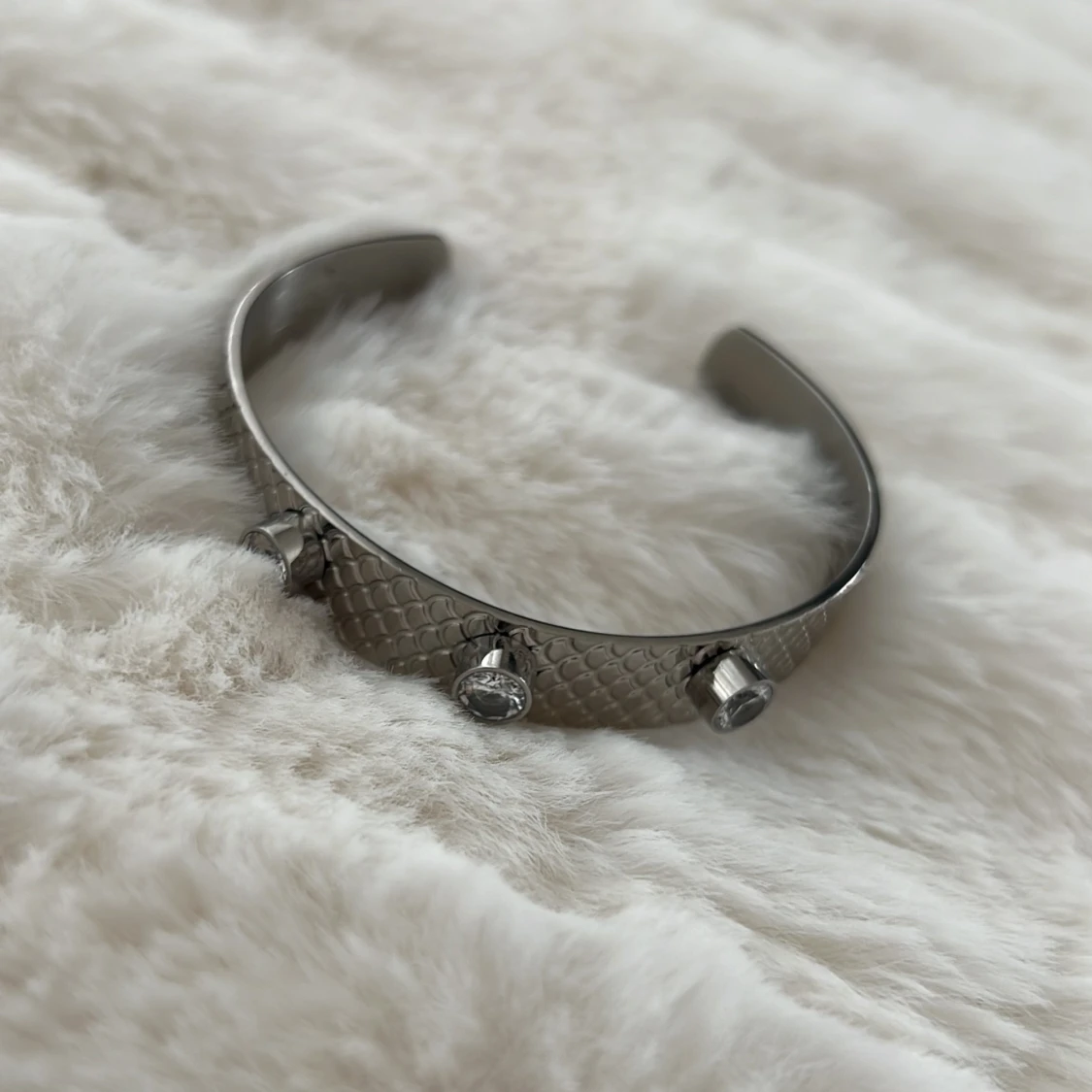 Silvrigt armband m stenar - 91