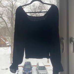 Svart  tröja - Säljer ny denna fina tröjan, bra skick o är helt oanvänd, säljer den då den inte kommer till användning! Skriv vid frågor!❤️