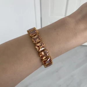 Guldarmband - Guldarmband med lite mörkare stenar i roséguld. 