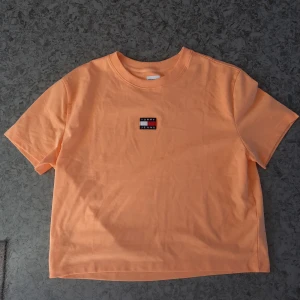 Tommy jeans t-shirt stl L. - Oanvänd Tommy jeans t-shirt stl L.
