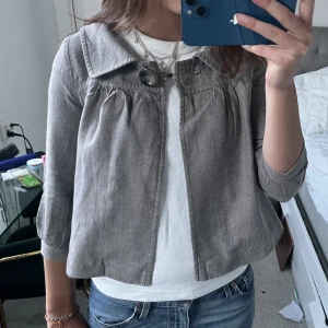 Kappa!  - Så snygg trekvartsärmad kappa som är perfekt till våren! Sitter alldelses för tight för mig som brukar ha M i jackor så den skulle passa en Xs❤️