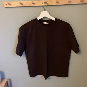 T-shirt - Brun t-shirt från Gina Tricot. Endast använd ett fåtal gånger☺️