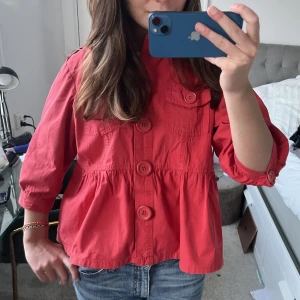 Jacka/kofta!  - Så snygg kofta/jacka i en sån fin färg😍 Funkar både att ha inomhus som blus typ Elr att ha som jacka